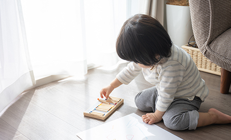 イメージ写真 室内で遊ぶ子供