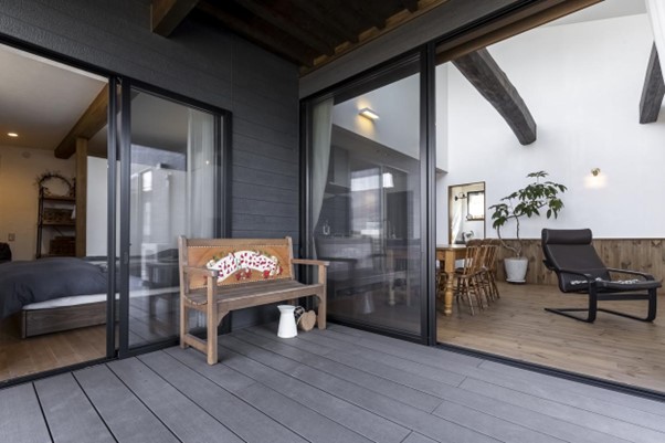 平屋にウッドデッキを設置するメリットとは？自然を感じる快適な住まい作りのススメ