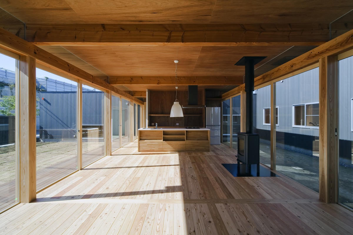 木の質感が優しい薪ストーブを家族で囲む住まい