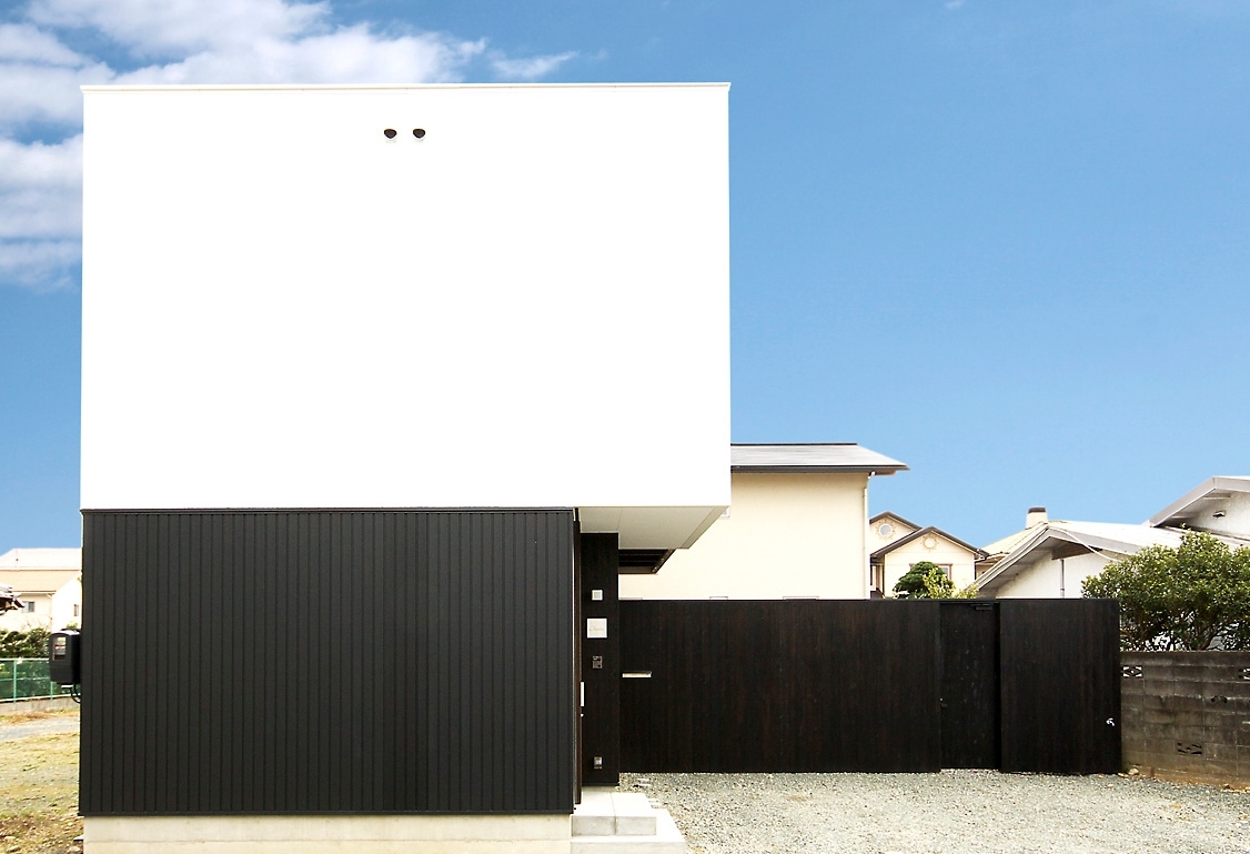 明るい吹抜けが心地よいアウトドアリビングのある住まい