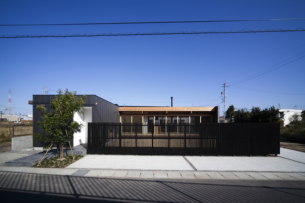 木の質感が優しい薪ストーブを家族で囲む住まい