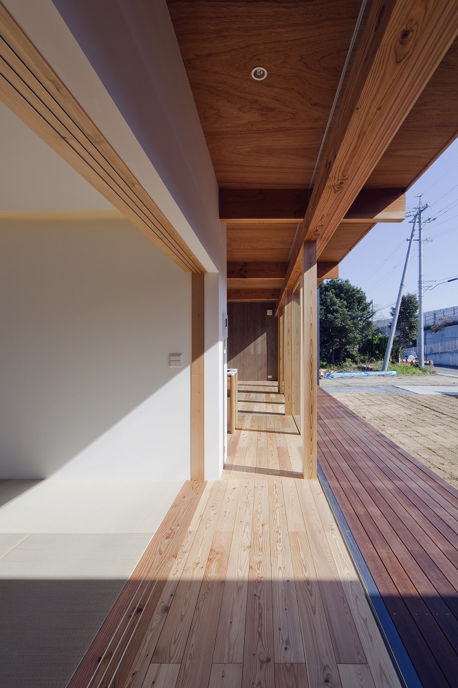 木の質感が優しい薪ストーブを家族で囲む住まい