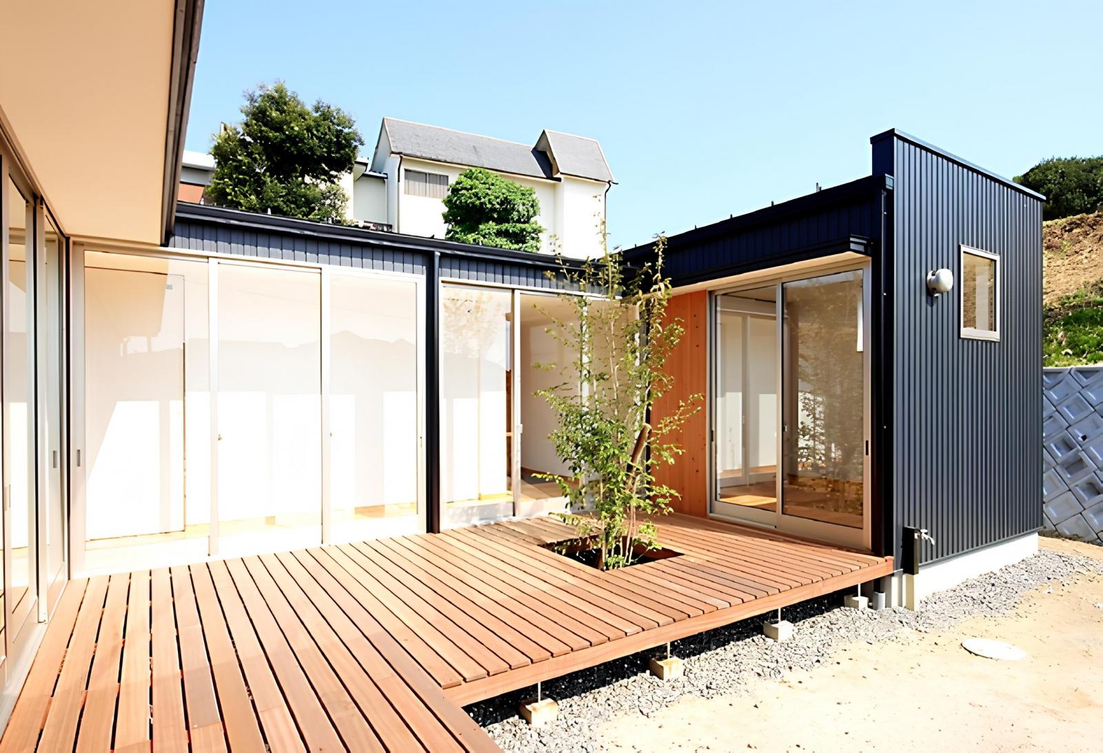 薪ストーブの灯り揺れる平屋の住まい