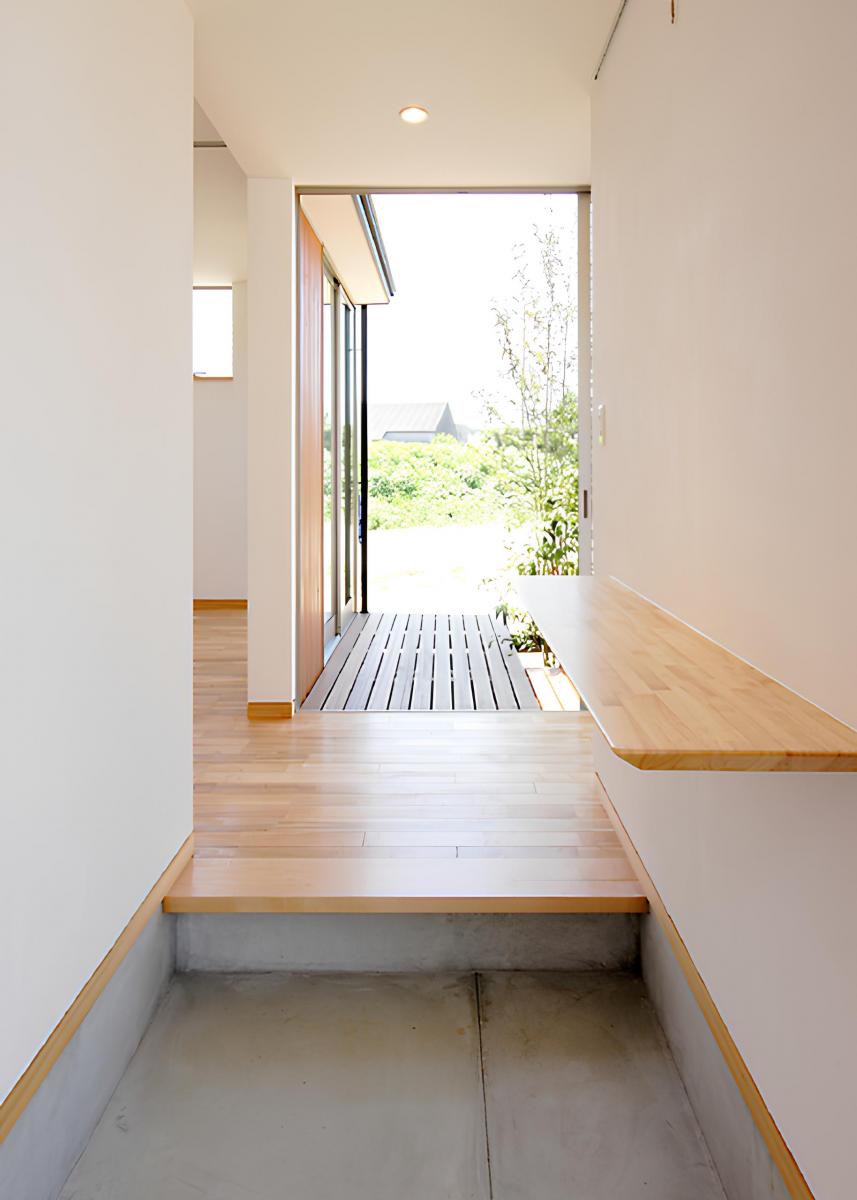 薪ストーブの灯り揺れる平屋の住まい