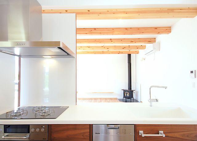 薪ストーブの灯り揺れる平屋の住まい