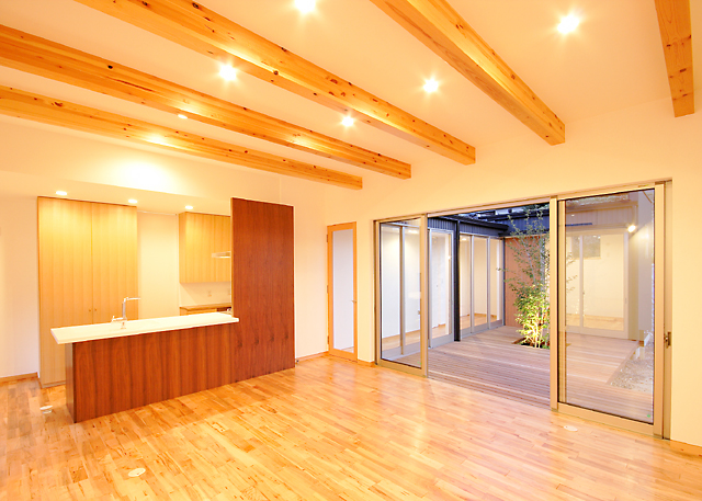 薪ストーブの灯り揺れる平屋の住まい