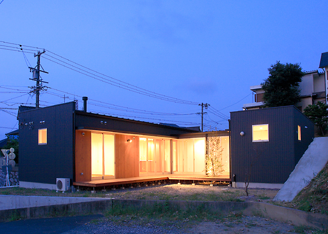 薪ストーブの灯り揺れる平屋の住まい