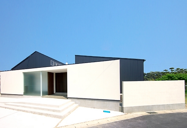 噴水を囲むパティオのある平屋