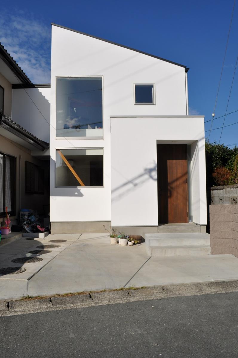 木格子から風抜けるシンプルな白い家|静岡・浜松の建築家との家づくりならマブチ工業