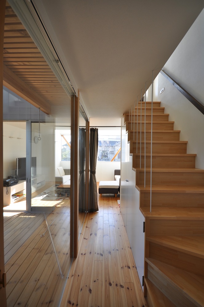 木格子から風抜けるシンプルな白い家|静岡・浜松の建築家との家づくりならマブチ工業