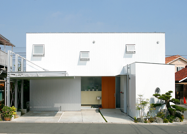 バイクガレージとギャラリーのある住まい