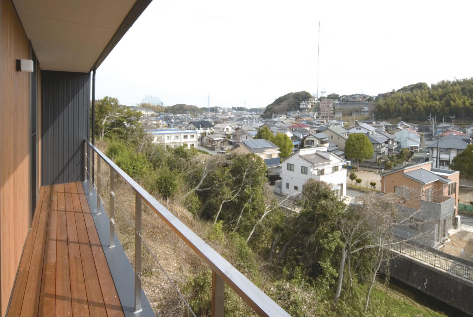 高台から街を見下ろす住まい