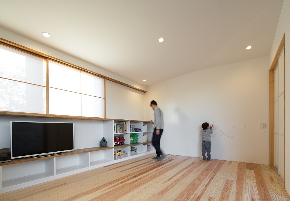 木のぬくもり感じる中庭を囲む家