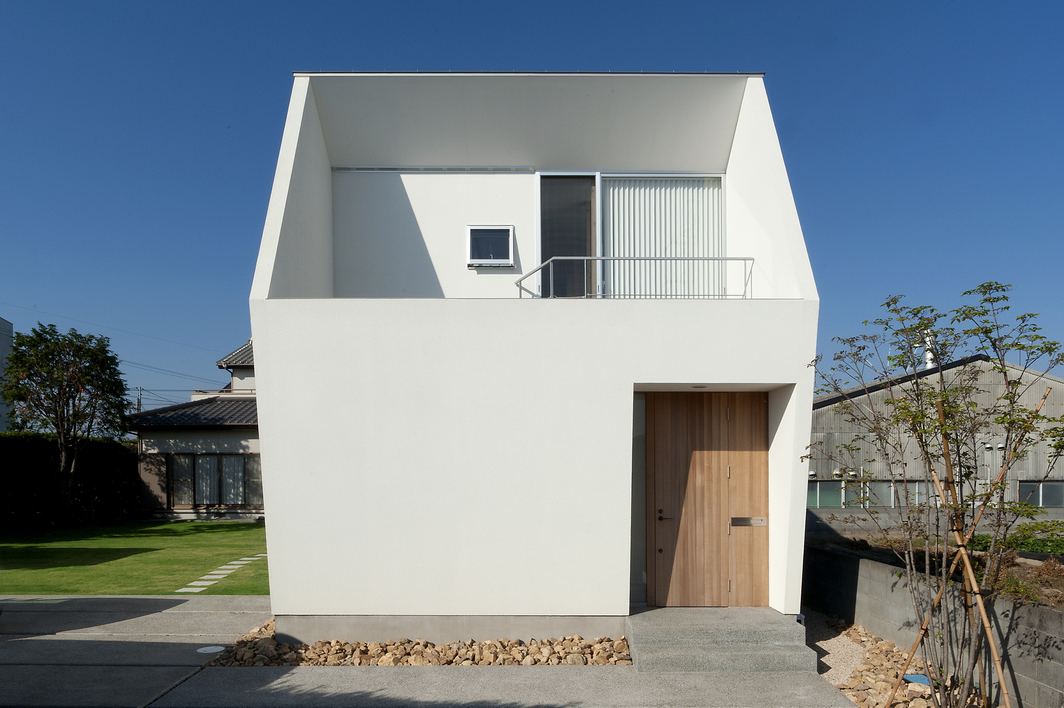 ホワイトカラーが美しいスキップフロアの住まい