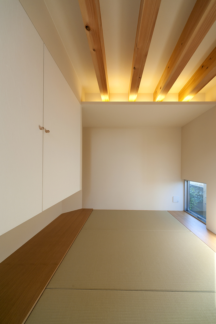 ホワイトカラーが美しいスキップフロアの住まい