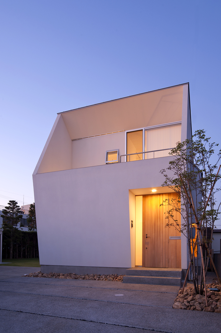 ホワイトカラーが美しいスキップフロアの住まい
