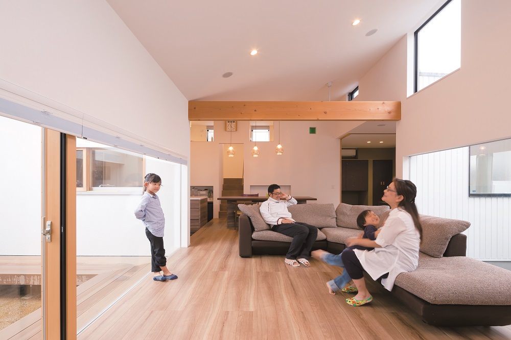 中庭のある平屋のガレージハウス