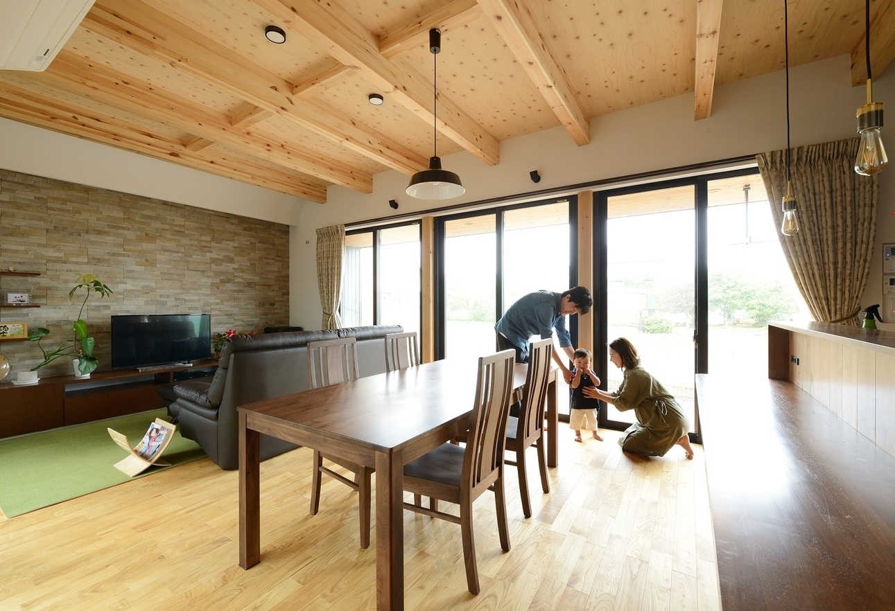 中庭のある無垢の優しい平屋的な住まい