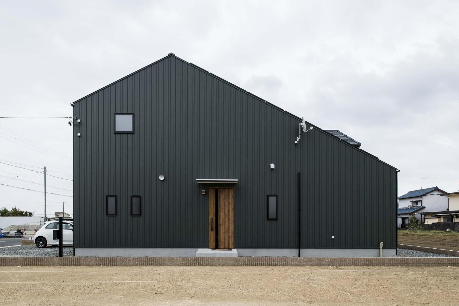 中庭のある無垢の優しい平屋的な住まい