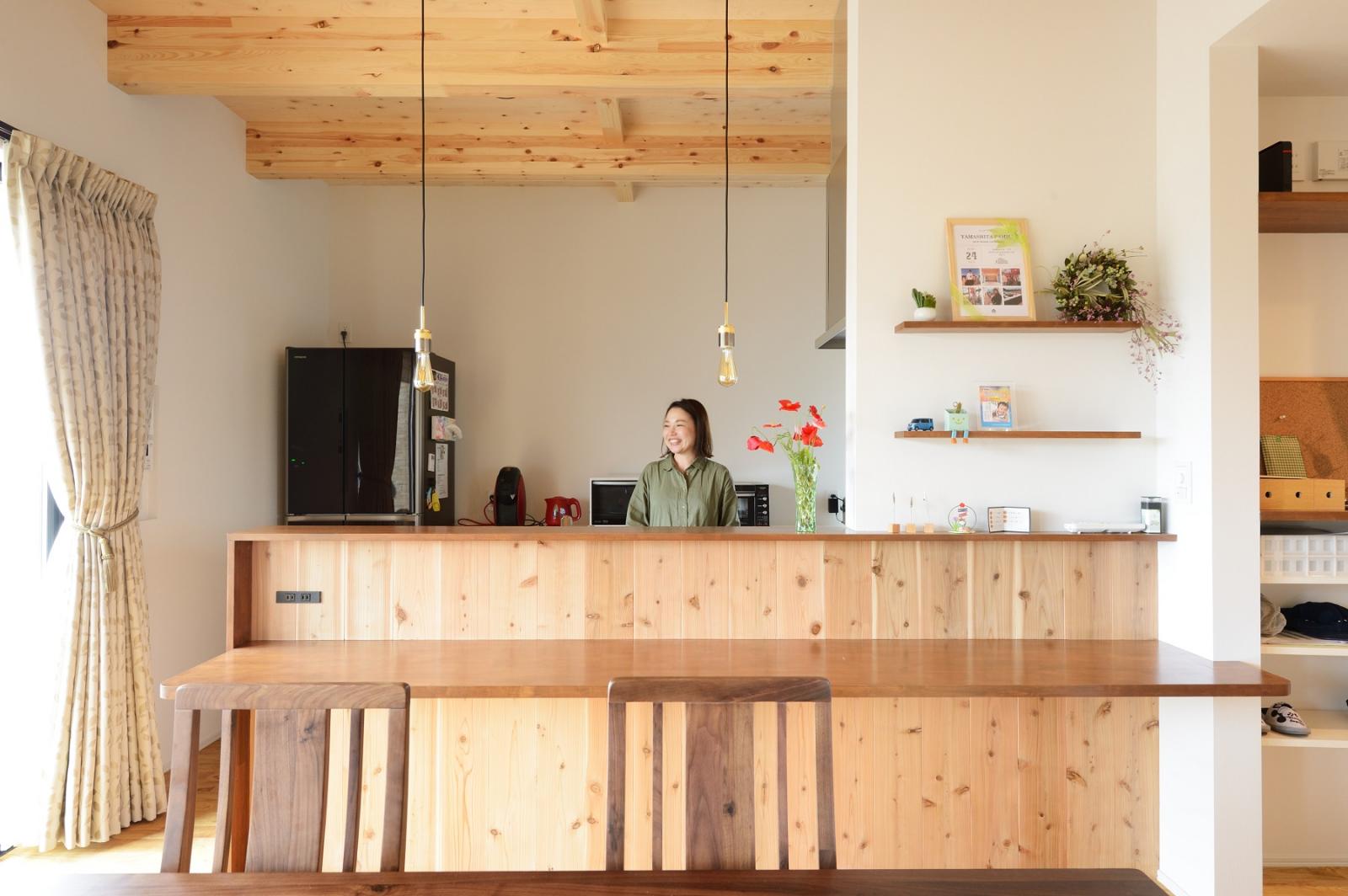 中庭のある無垢の優しい平屋的な住まい
