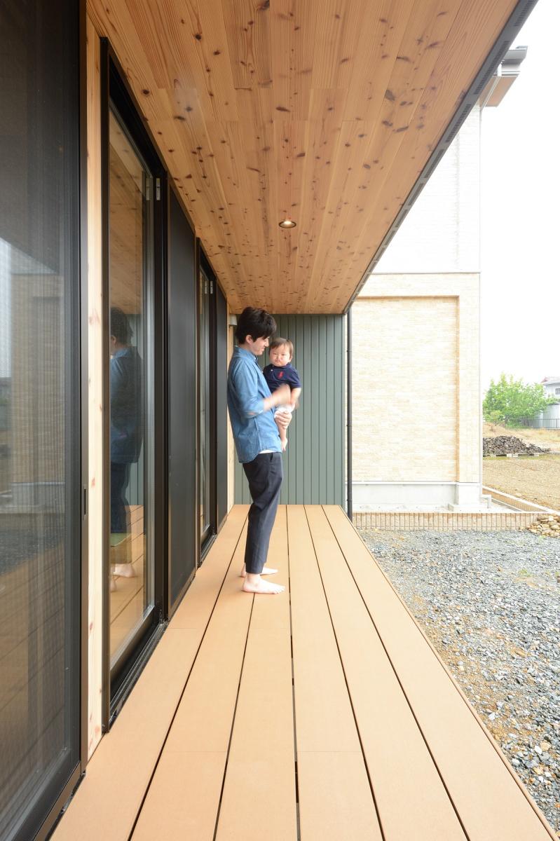 中庭のある無垢の優しい平屋的な住まい