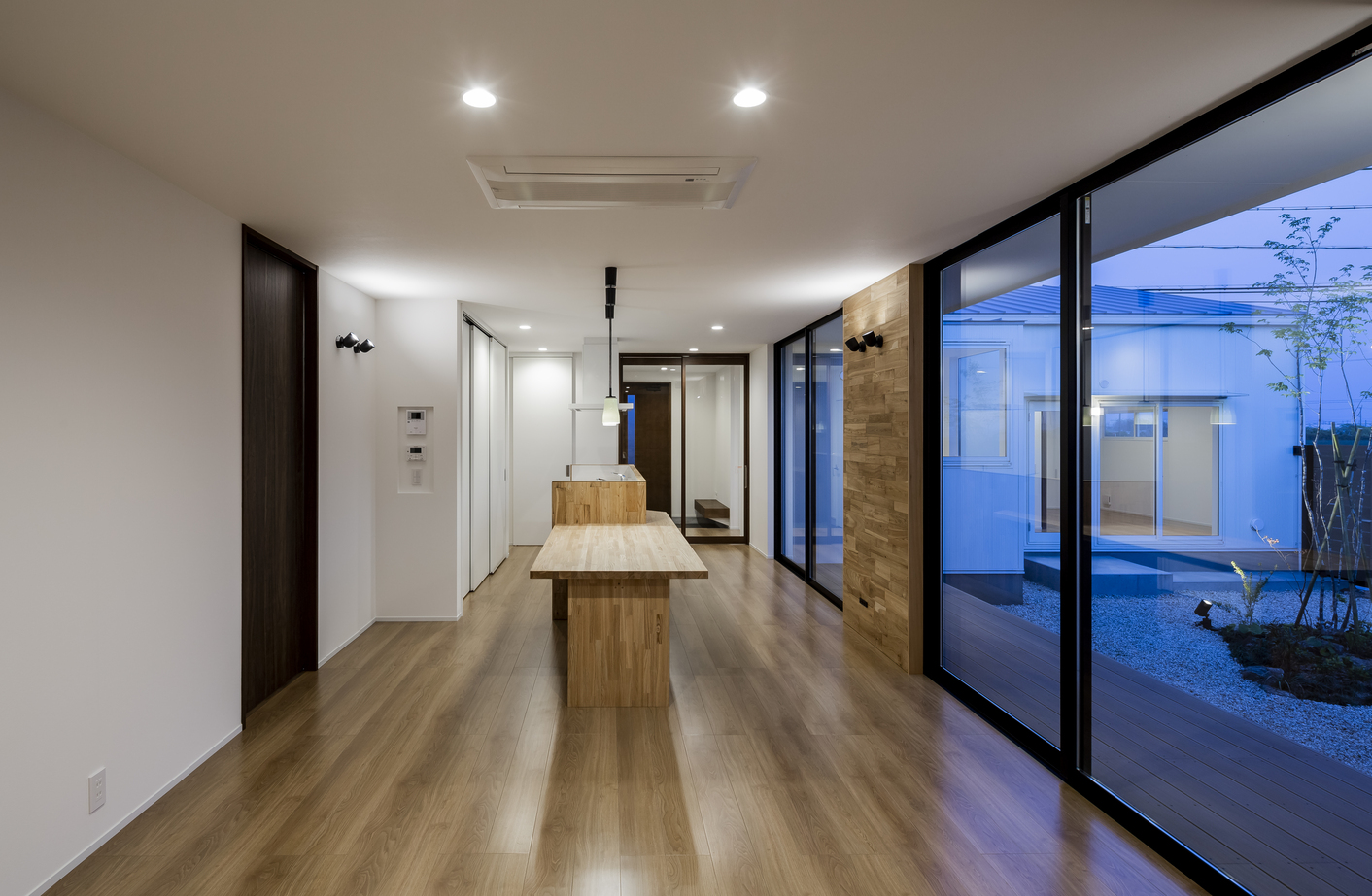 中庭を囲む平屋の住まい